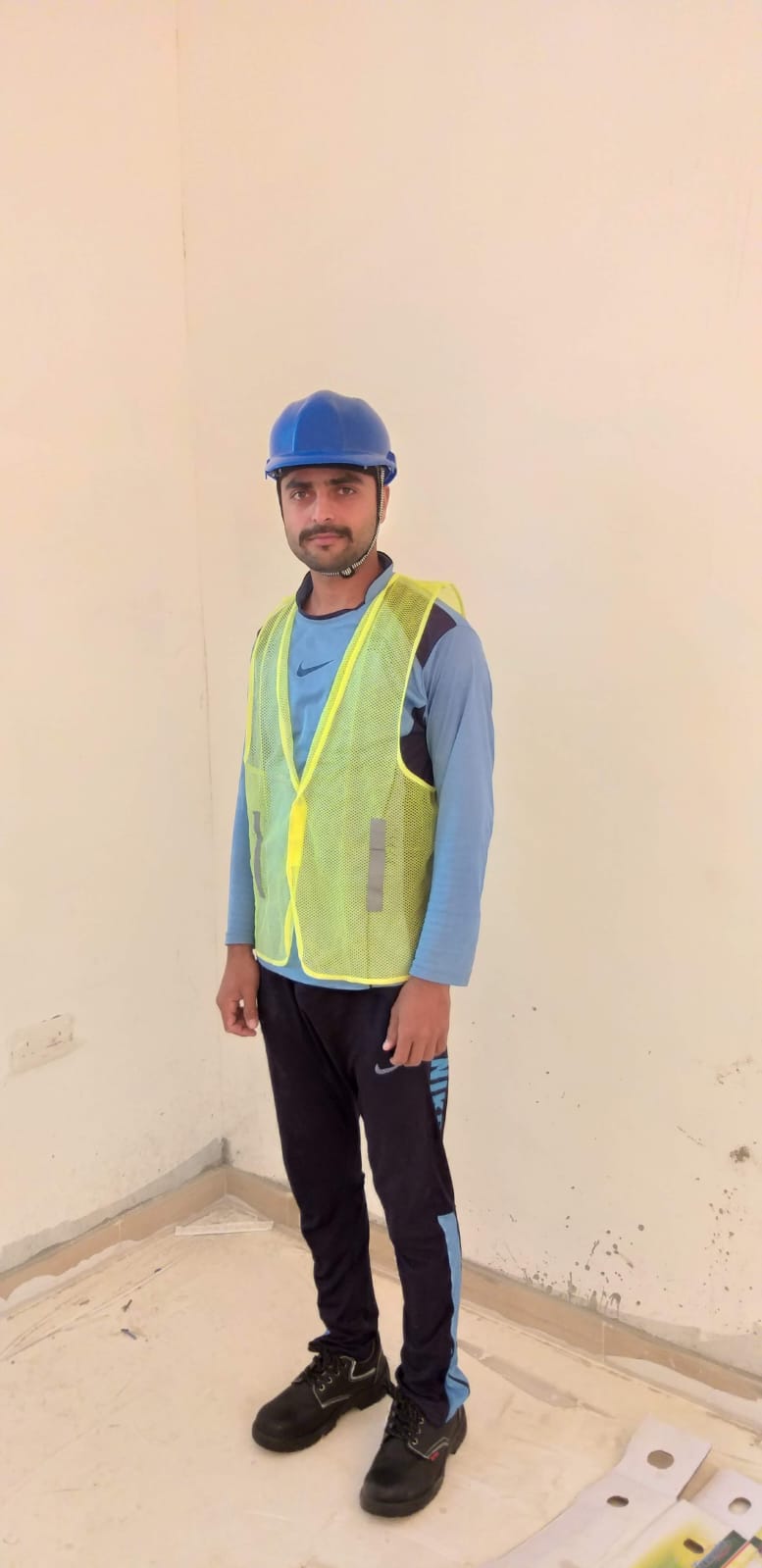 Build Marque's site foreman in full safety gear.