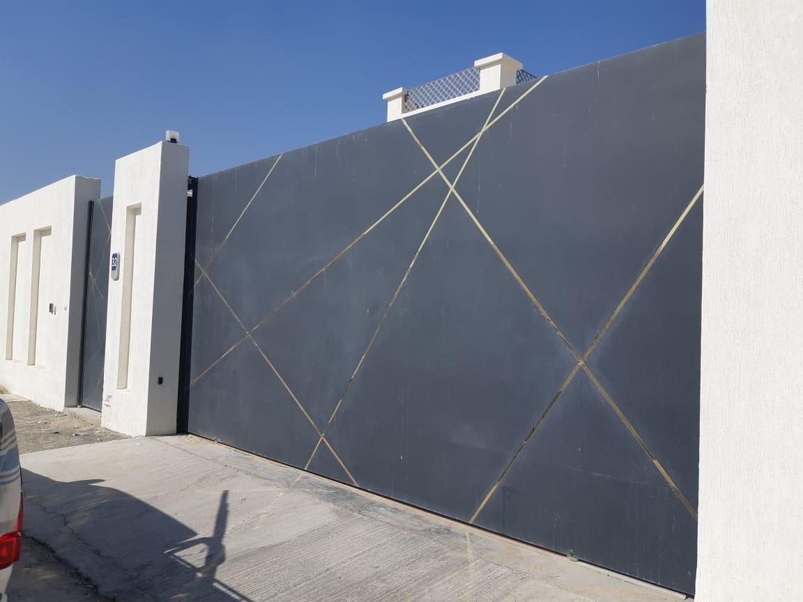 Sliding compound gate with gold line detail