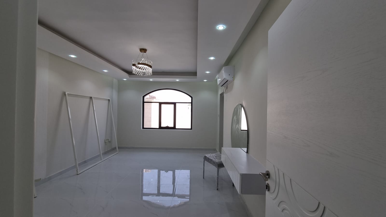 Bright finished room with cove lighting, Al Rahba